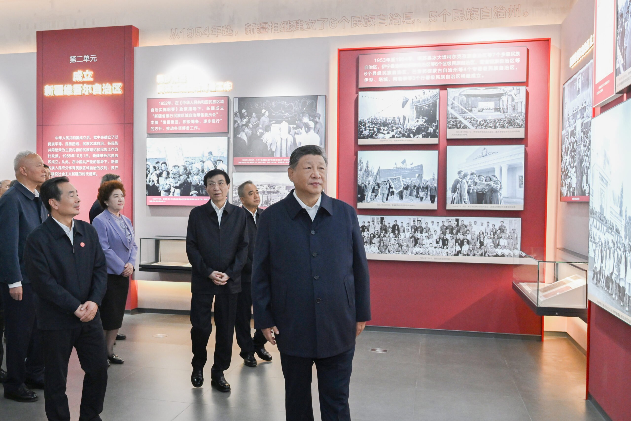 【学习小组】习近平参观新疆维吾尔自治区成立70周年主题成就展