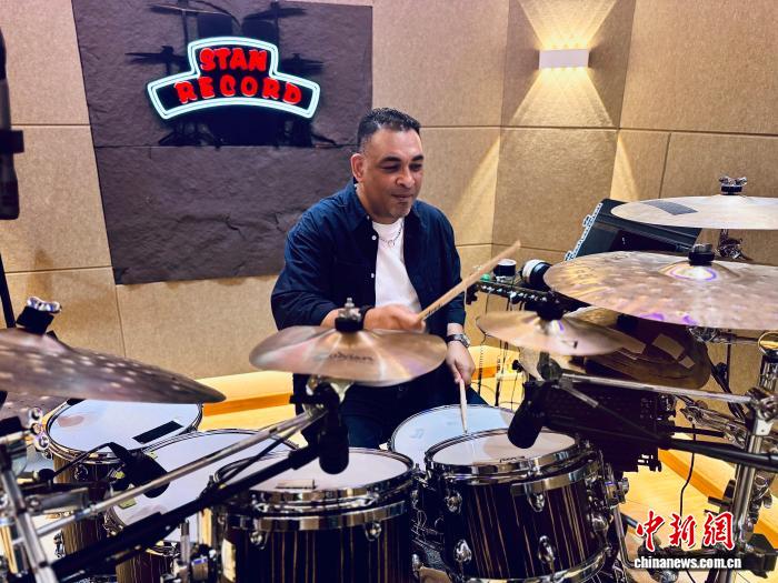 非洲鼓手西安“扎根”：用节奏敲响文化共鸣